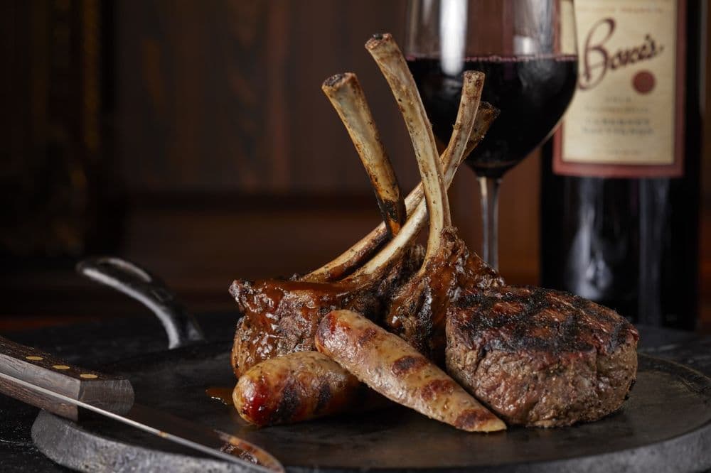 <b>Bones </b>
<br>Dirección: 3130 Piedmont Rd NE Atlanta, GA 30305
<br>Teléfono: (404) 237-2663
<br>Sitio web: 
<a href="https://bonesrestaurant.com/">https://bonesrestaurant.com/</a> 
<br>
<b><a href="https://www.yelp.com/map/bones-atlanta-6">Cómo llegar</a></b>
<br>
<br>Se describen así: “Bone's abrió sus puertas en 1979 con la misión de brindar solo el mejor servicio, bistecs y mariscos. Desde entonces, estamos orgullosos de haber sido reconocidos como el mejor restaurante de carnes de Atlanta, y por muchos, como el mejor de Estados Unidos. Se sirve carne de primera calidad, mariscos frescos y langosta de Maine junto con especialidades regionales de nuestras raíces sureñas”.