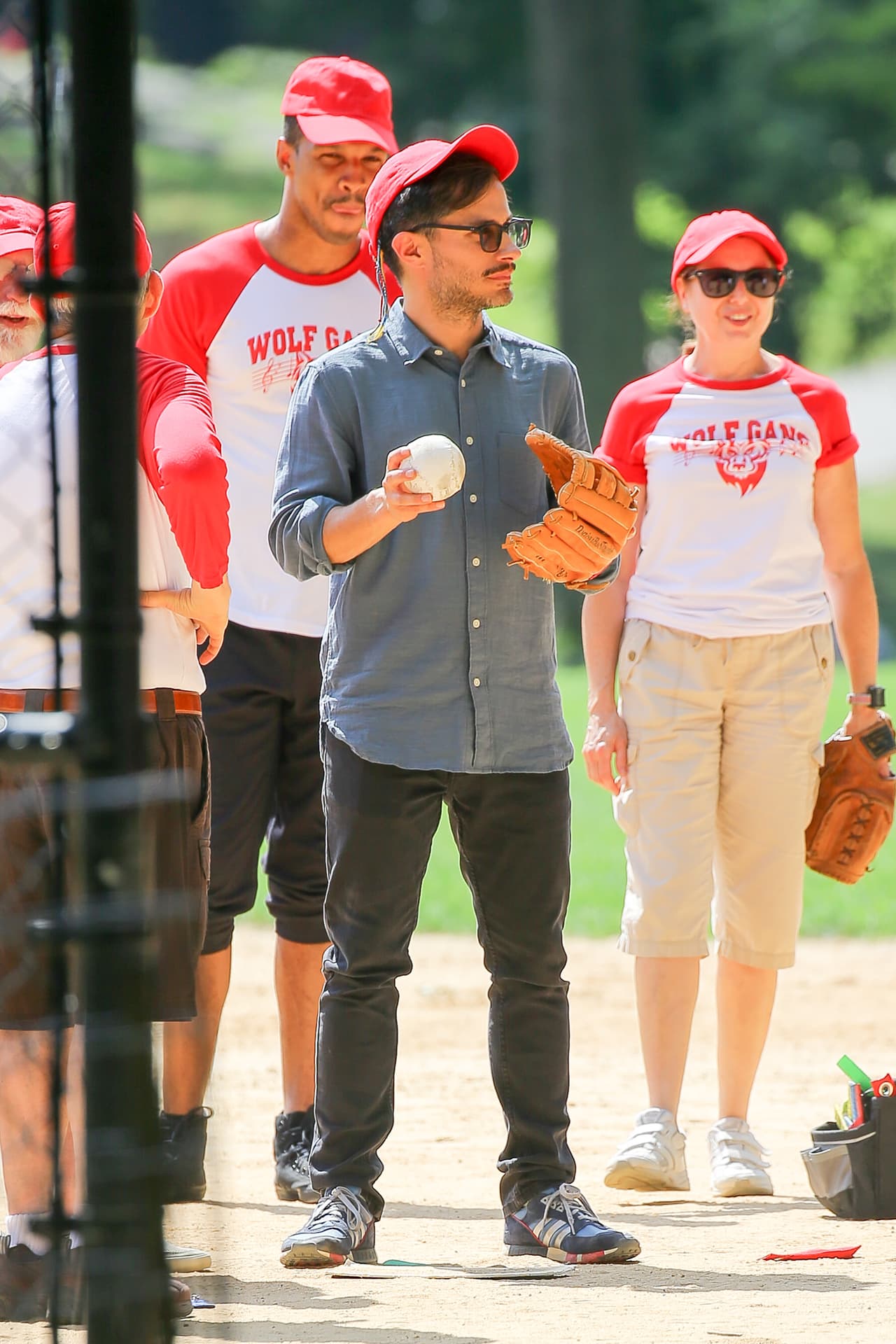 Gael esperando instrucciones junto a sus compañeros.