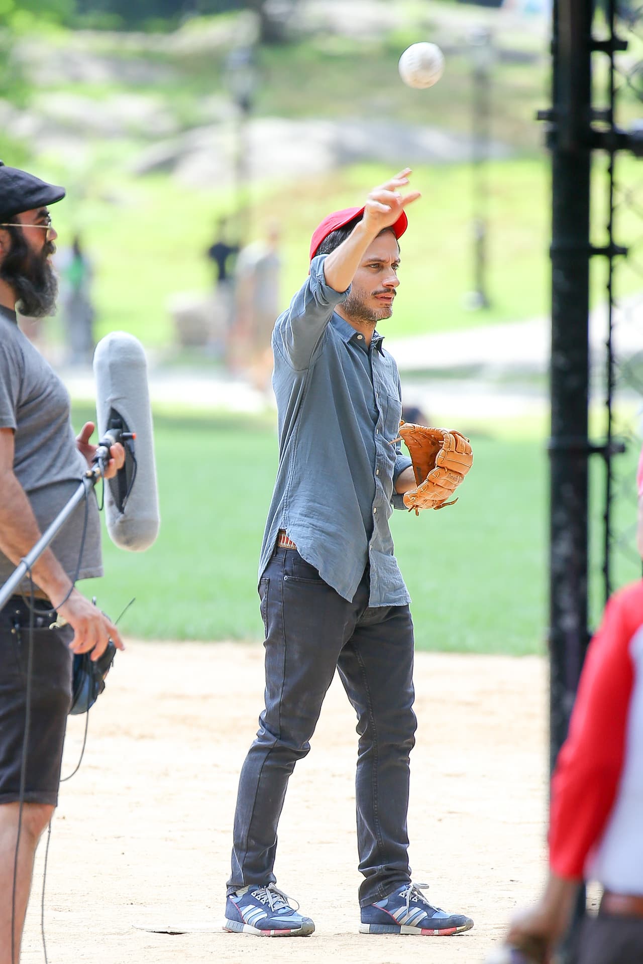 Aprovechando la grabación de su programa, el mexicano se divierte con sus pequeñines.