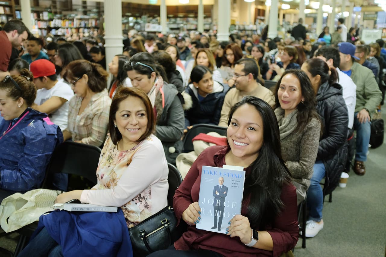 Sylvana Azana muestra su ejemplar del libro 'Sin miedo: Lecciones de rebeldes', de Jorge Ramos, en una librería de Nueva York en 15 de marzo de 2016.
