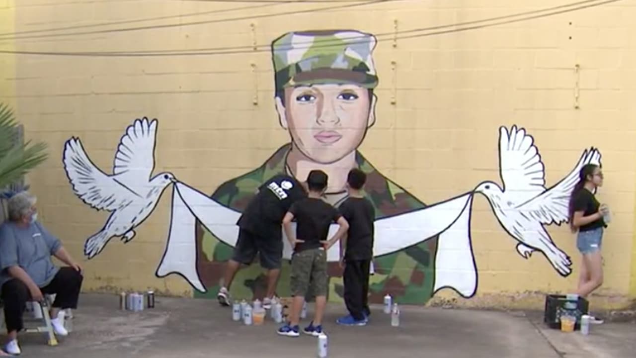 El mural esta localizado en la pared de una taquería en el vecindario donde vivía Vanessa Guillén y cerca de la escuela donde estudiaba en el sureste de Houston.