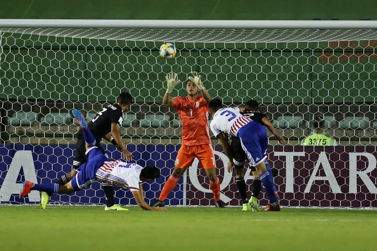 Eduardo García evita la caída de su marco tras atajar un cabezazo dentro del área.