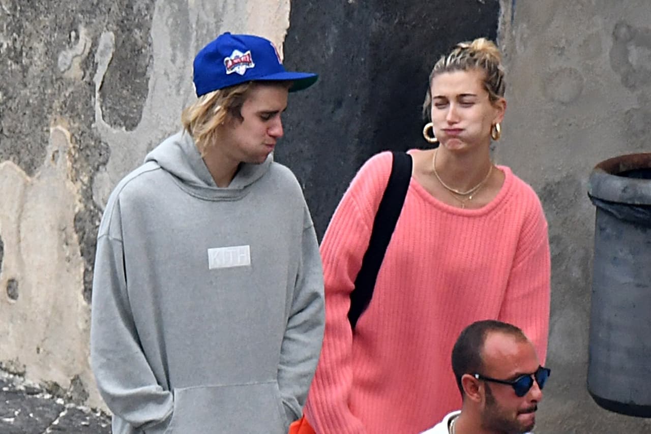 Septiembre es especial para el intérprete de 
<b><a href="https://www.youtube.com/watch?v=fRh_vgS2dFE" target="_blank">'Sorry'</a></b> y la modelo, pues el 13 de ese mismo mes, pero del 2018, 
<b><a href="https://www.univision.com/entretenimiento/confirmado-justin-bieber-y-hailey-baldwin-ya-estan-casados-y-asi-lo-demuestran-fotos">contrajeron matrimonio</a></b> por la vía civil.