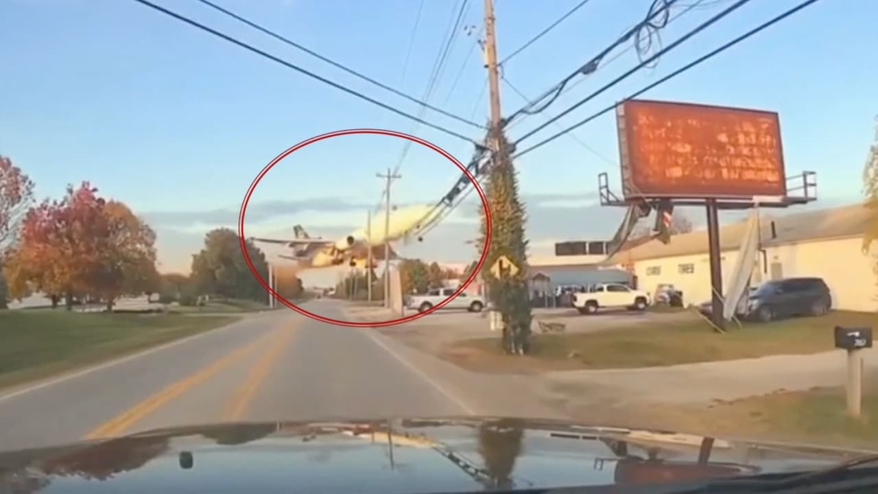 El momento exacto en que avión de UPS se estrella y explota en Kentucky: identifican a tres víctimas