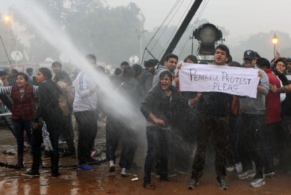 Por segundo día consecutivo, la policía dispersó con bastones metálicos, gases lacrimógenos y chorros de agua a miles de manifestantes que exigían mayor seguridad para las mujeres y la pena de muerte para los seis violadores de una joven que permanece grave.