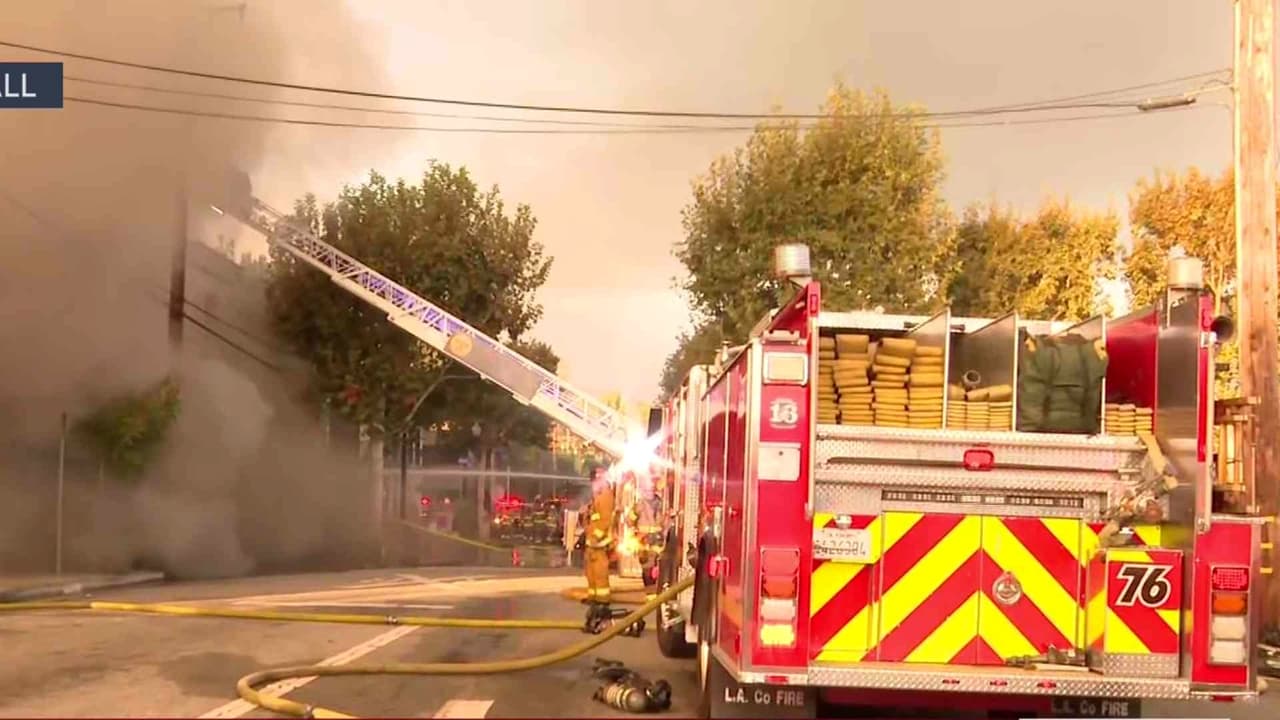 Se expande incendio en Newhall: calidad del aire empeora para residentes debido al humo