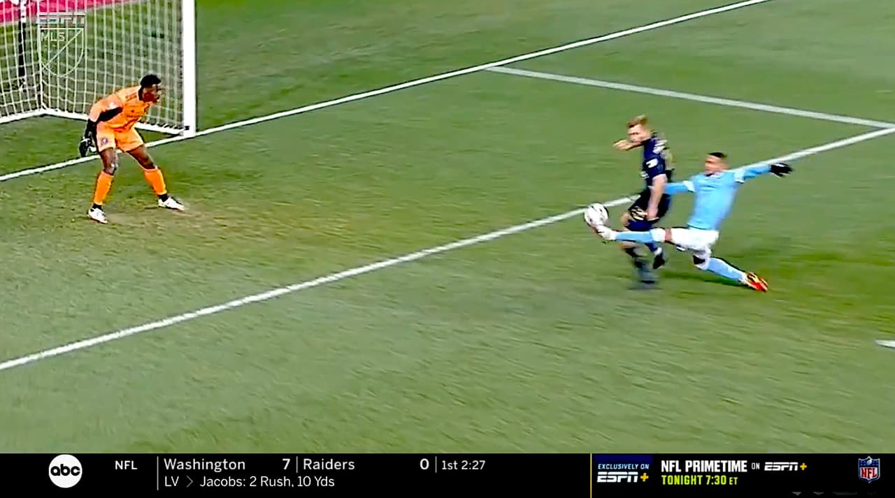 ¡Philadelphia pega primero! Alexander Callens intenta despejar y anota en su propia meta