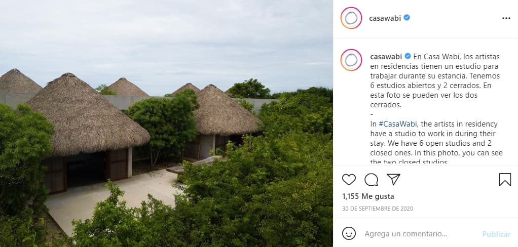 Según la descripción del sitio en internet Dezzen, la propiedad ubicada al sur de México cuenta con un muro de hormigón de 312 metros de largo que corre de oeste a este, siguiendo la línea costera, para crear una serie de habitaciones y zonas diferentes.