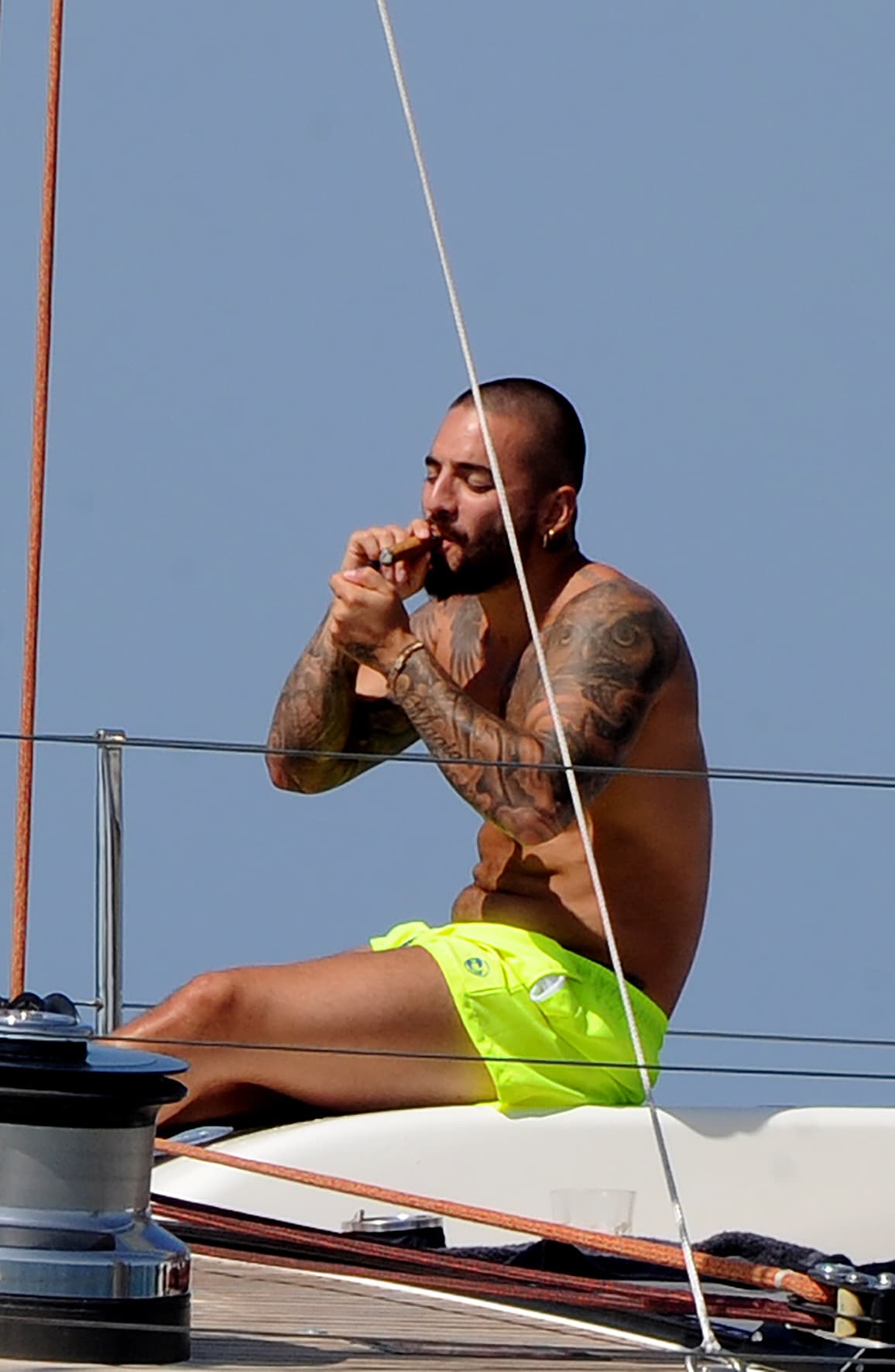 El intérprete de 'Felices los 4' también fue captado fumando un puro.
<br>