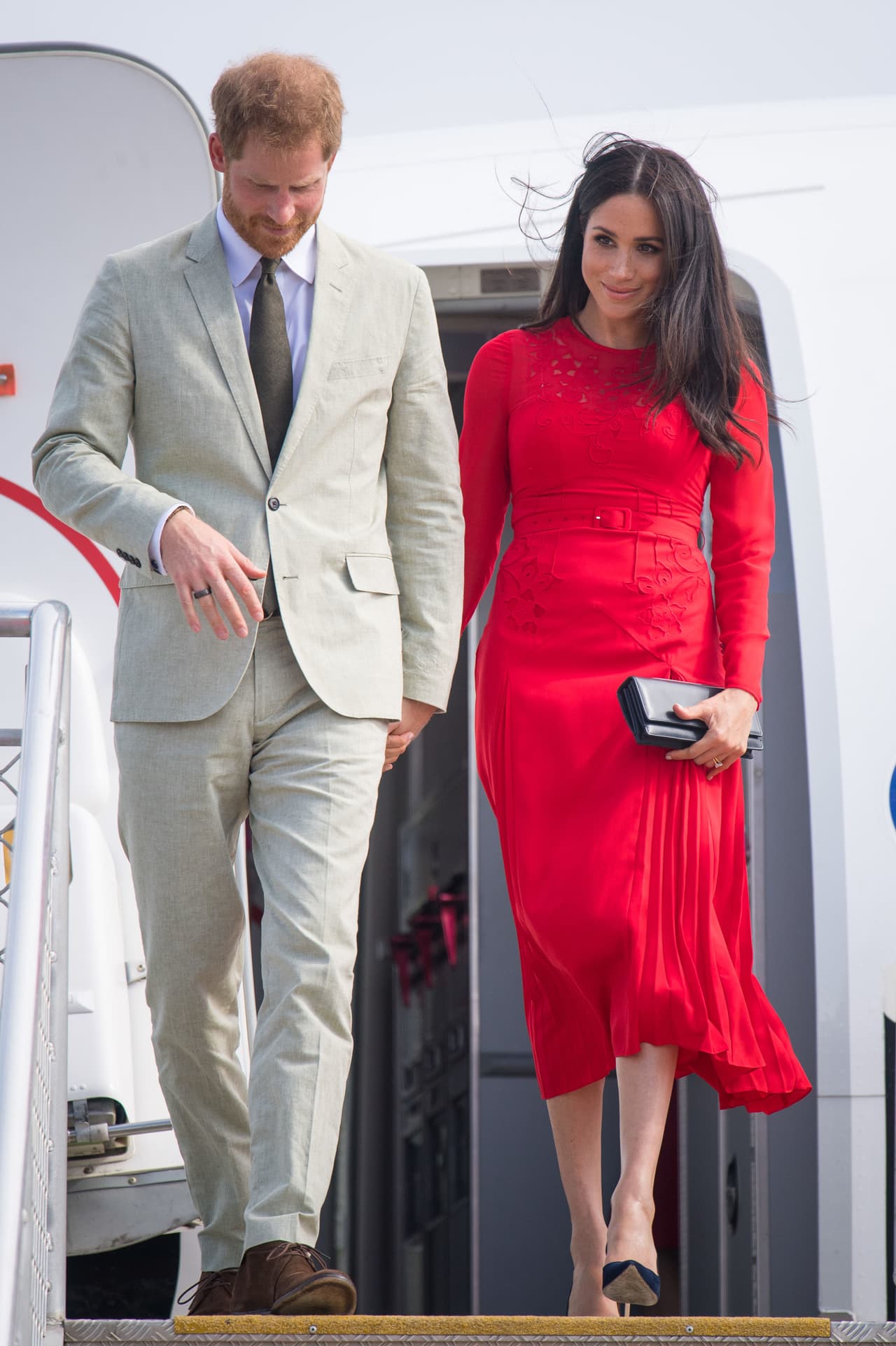 <b>25 de octubre de 2018</b>
<br>
<br>De la mano del príncipe Harry, Meghan Markle 
<b><a href="https://www.univision.com/entretenimiento/realeza/meghan-is-back-la-duquesa-vuelve-a-deslumbrar-con-este-look-de-princesa-tras-su-mayor-error-de-vestuario-fotos" target="_blank">aterrizó en el aeropuerto</a></b> Fua'amotu de Tonga como parte de su gira por Oceanía.