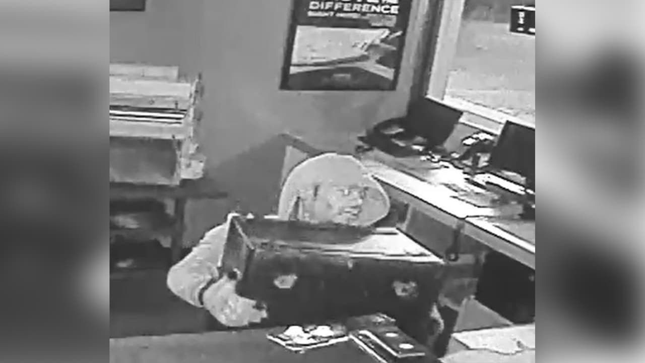 Los sospechosos irrumpieron en los negocios Pizza Tonight y Candy House, la noche del viernes 18 de octubre en un centro comercial ubicado en la cuadra 27190 de la calle Glen Loch Drive en The Woodlands, al norte de Houston.