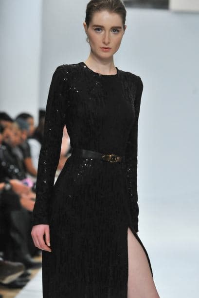 Los vestidos largos para la noche se valen y más si traen detalles brillantes.