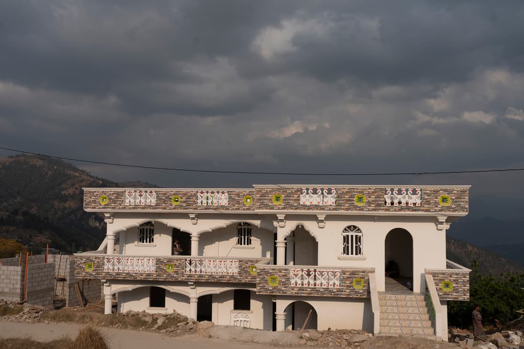 Una casa de cemento de varios pisos, construida con remesas enviadas desde Estados Unidos, en el caserío de Loma Linda, en Comitancillo.