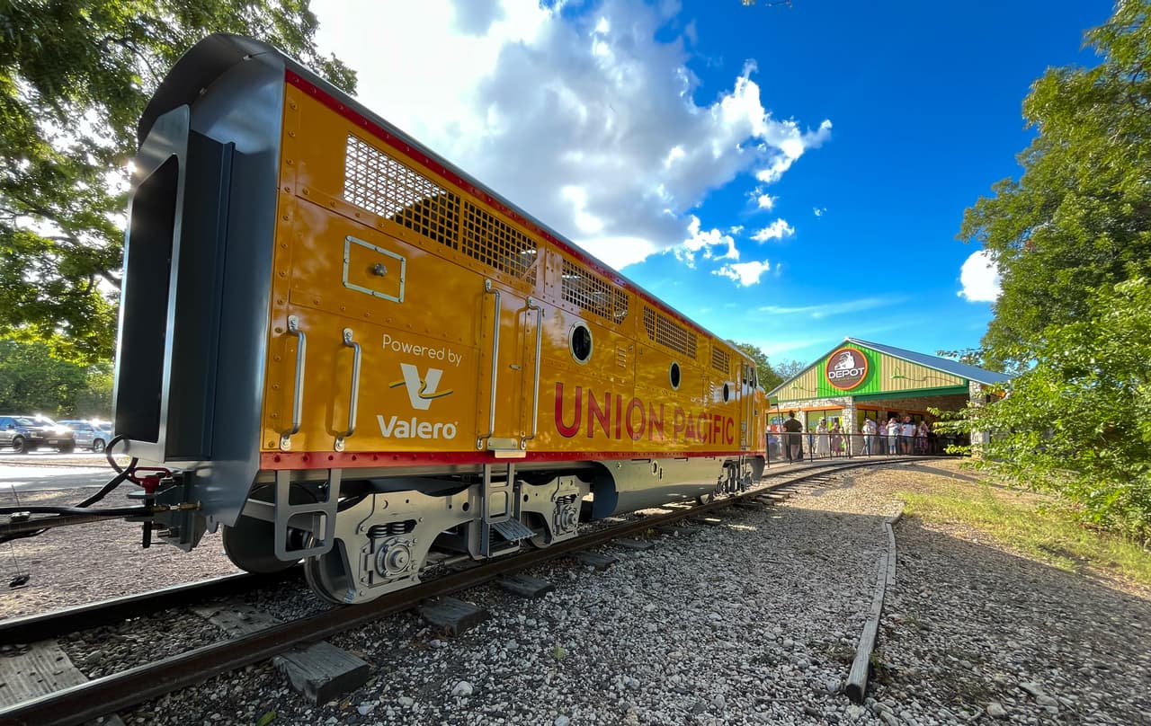 Desde 1956, el tren del Zoológico de San Antonio, anteriormente conocido como Brackenridge Eagle, ha viajado a lo largo de las vías en Brackenridge Park, bordeando las orillas del río San Antonio mientras atraviesa uno de los parques más populares de San Antonio.