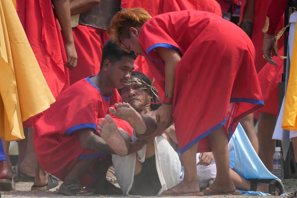 Alrededor de una docena de aldeanos se registraron para ser crucificados, pero solo participaron finalmente ocho hombres, incluido el pintor de carteles
<b>Rubén Enaje, de 62 años, quien fue clavado a una cruz de madera por 34ª ocasión</b>.