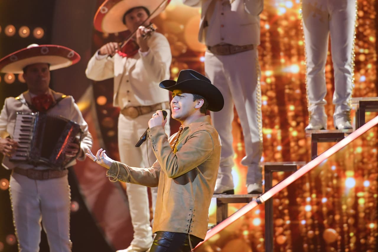 El músico de 20 años llegó a Mira Quién Baila en una noche importantísima para el público mexicano: el show abrió con el tema de la película inspirada en la tradición mexicana del Día de Muertos, 'Coco', uno de los dos competidores mexicanos dejó el reality show, el dueto Camila también fue parte del talento invitado...