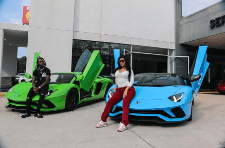 Su esposo, el rapero 
<b>Offset</b>, también presumió los espectaculares vehículos en la misma red social, donde un puñado de 'haters' comenzaron a cuestionarle dónde estaba su bebé.