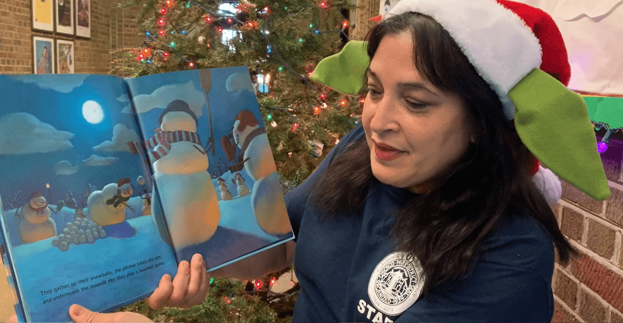 Escuche una historia y haga una manualidad relacionada. El participante registrado debe recoger el material en Welles Park, 2333 W. Sunnyside. Para registrarse 
<a href="https://www.chicagoparkdistrict.com/events/holiday-storytime-crafts-online" target="_blank">aquí</a>.