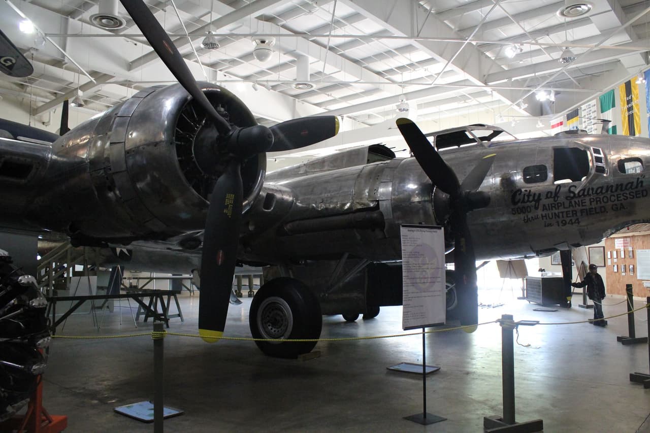 <b>National Museum of the Mighty Eighth Air Force (Pooler)</b>
<br>
<b>Sitio web</b>: 
<a href="https://www.mightyeighth.org/">https://www.mightyeighth.org/</a> 
<br>
<b><a href="https://maps.app.goo.gl/fNdpqndpCq3sNyZM8">Cómo llegar</a> </b>
<br>
<br>El Museo está dedicado a preservar la historia y los relatos de la Octava Fuerza Aérea. Escucha las inolvidables historias de valentía, experimenta una misión de bombardero y una sesión informativa, y ve la restauración en curso de la Fortaleza Voladora B-17 de la Segunda Guerra Mundial "Ciudad de Savannah" dentro de la Galería de Combate del Museo, entre otras atracciones.