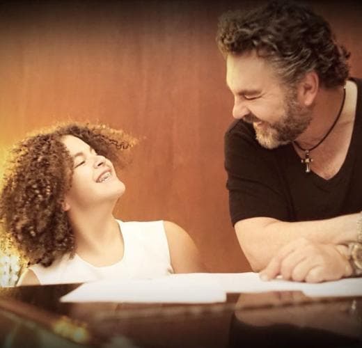 Y es que reconoció: "Tú como adulto superas esto, lo entiendes, vives el luto, lo superas, pero de repente los chavos es más dificil que ellos lo superen. Los que más sufren son los chavos".