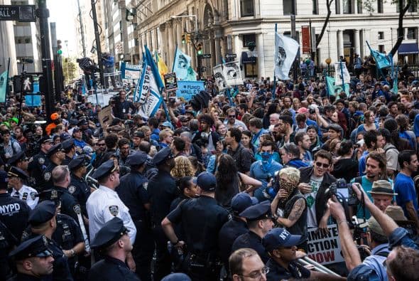 Este lunes miles de activistas se congregaron en el distrito financiero de Manhattan con cánticos, carteles y sentadas en la calle para protestar el papel que atribuyen a las empresas e instituciones financieras en la crisis climática.