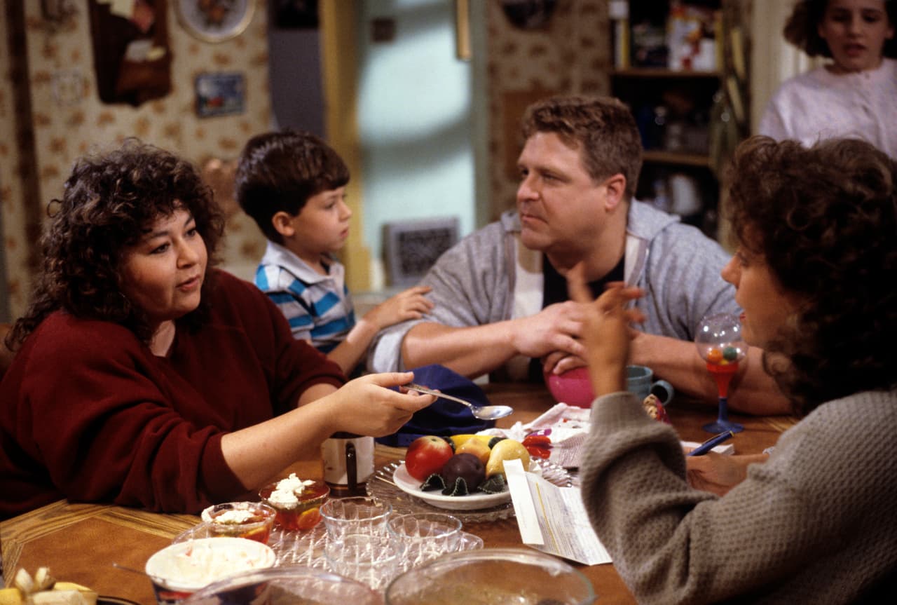 Una escena típica de la serie. Roseanne y Dan hablan con sus hijos durante la cena sobre los problemas cotidianos de una familia trabajadora estadounidense.