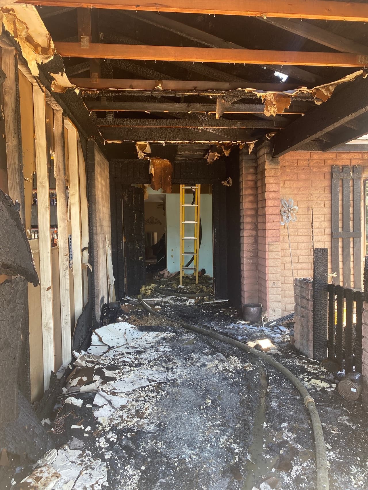 Las imágenes no dejan lugar a dudas sobre los devastadores efectos del incendio en el lugar.