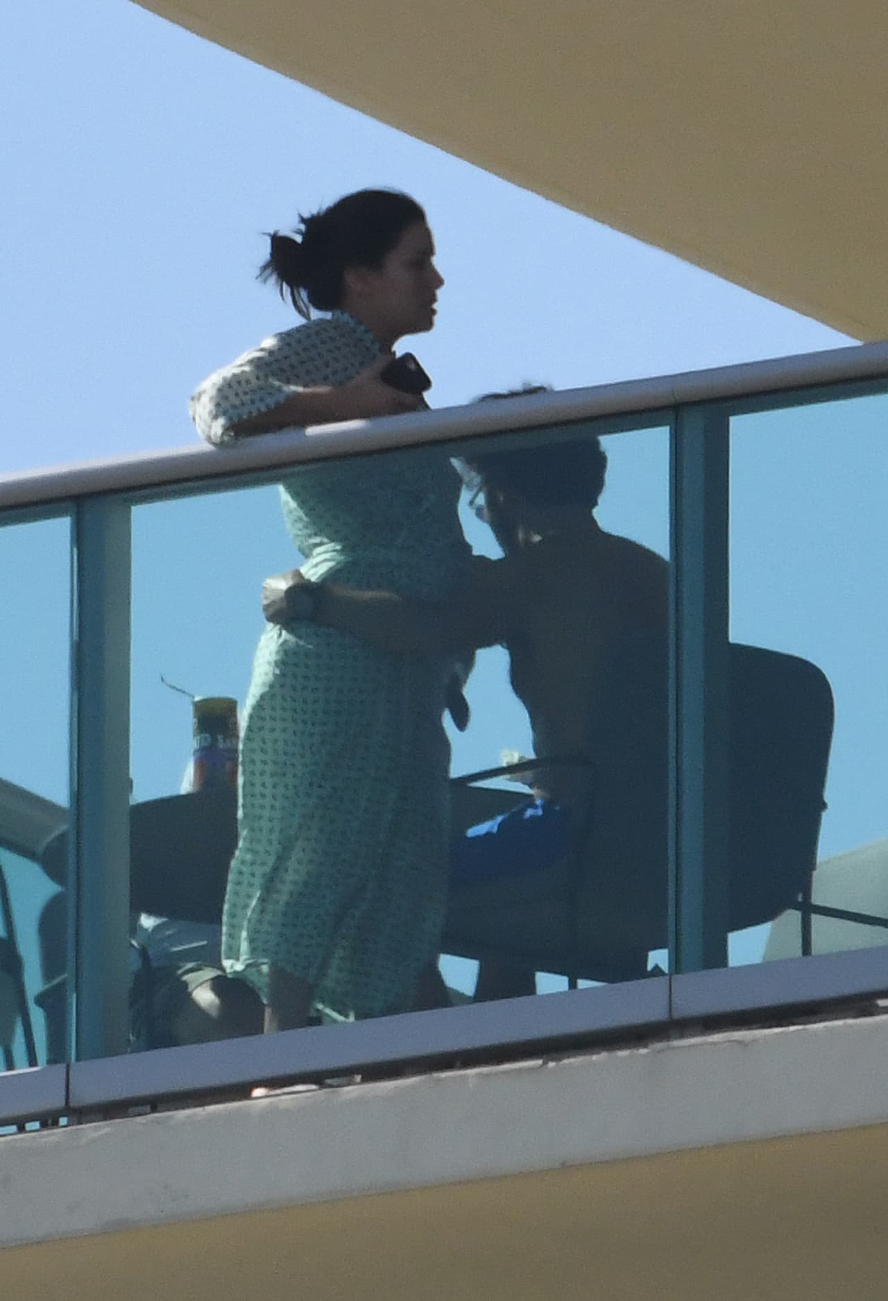 Photo © 2017 Mega/The Grosby Group PREMIUM EXCLUSIVE Miami, 23 DECEMBER 2017 Pregnant Eva Longoria shows off her fuller figure as she is seen for the first time since announcing she and husband Jose Baston are expecting a baby boy. The couple was seen having lunch together and relaxing on their balcony while on holiday in Miami. Eva is 4 months pregnant and is showing a round belly.