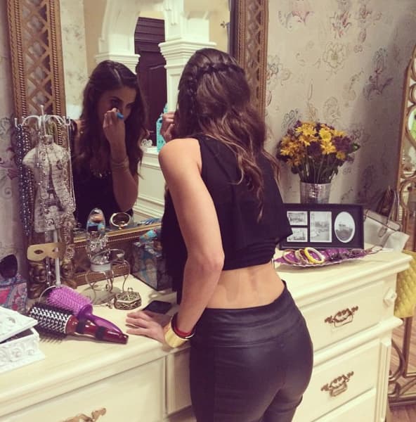 Pues no quiere que sepan que es novia de un chofer.