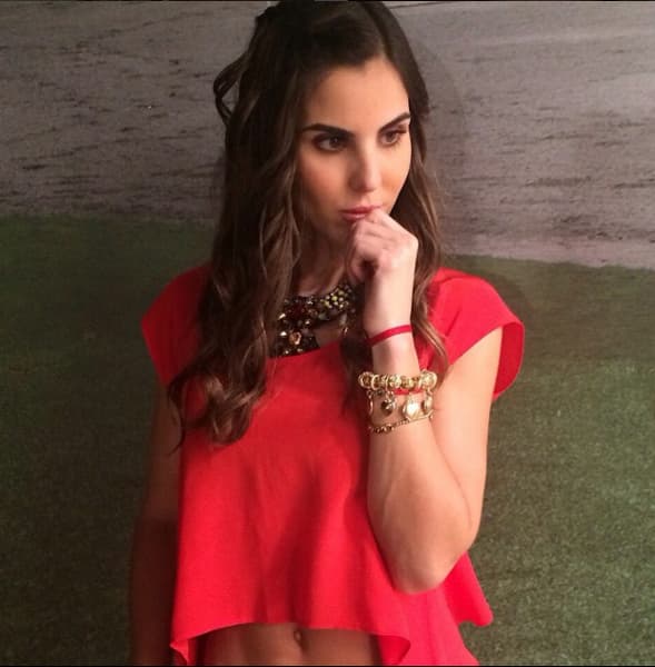 Lo que ella no sabe es su verdadero origen es otro.