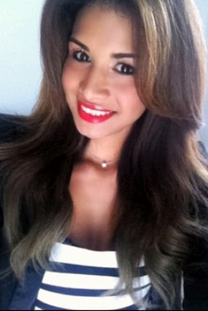 A través de las famosas fotos 'selfies' es como nuestra reina mantiene una estrecha relación con sus seguidores. Este tipo de fotos se han convertido en un fenómeno y no hay quién no se haya tomado una. Ahora puedes subir la tuya con el hashtag #NBLselfie para ganar un kit de belleza, los detalles aquí