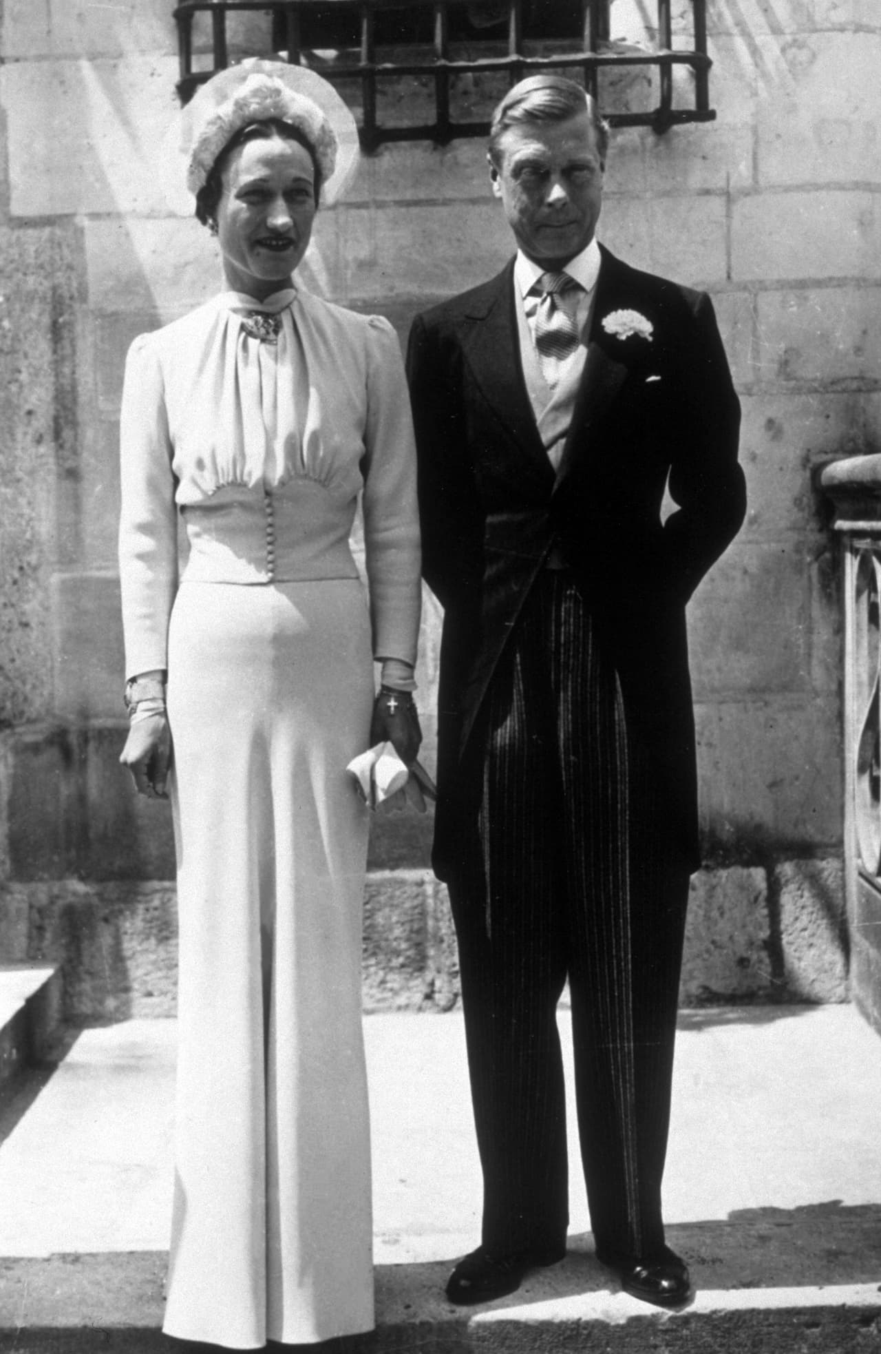 <b>1937 - Wallis Simpson and Eduardo VIII, Duke of Windsor</b>
<br>After the king abdicated, the bride chose – for the 
<a href="http://www.lavanguardia.com/hemeroteca/20120603/54302269898/eduardo-viii-wallis-simpson-boda.html">the polemic wedding</a> with only 16 guests – a design by Mainchover in blue crepe, ruffled in the front, with a high neck and snug waist. Her husband’s resignation from the throne was set like a gem in her ring.