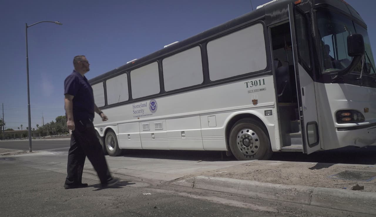 El capitán Jeff Breazeale, encargado del albergue, se acerca a los agentes de la Patrulla Fronteriza para verificar si hay más inmigrantes.