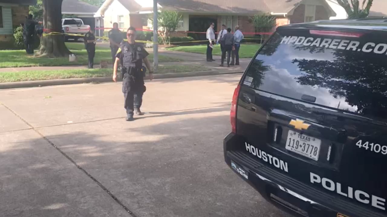 Hallan el cuerpo sin vida de una mujer en una casa al suroeste de Houston