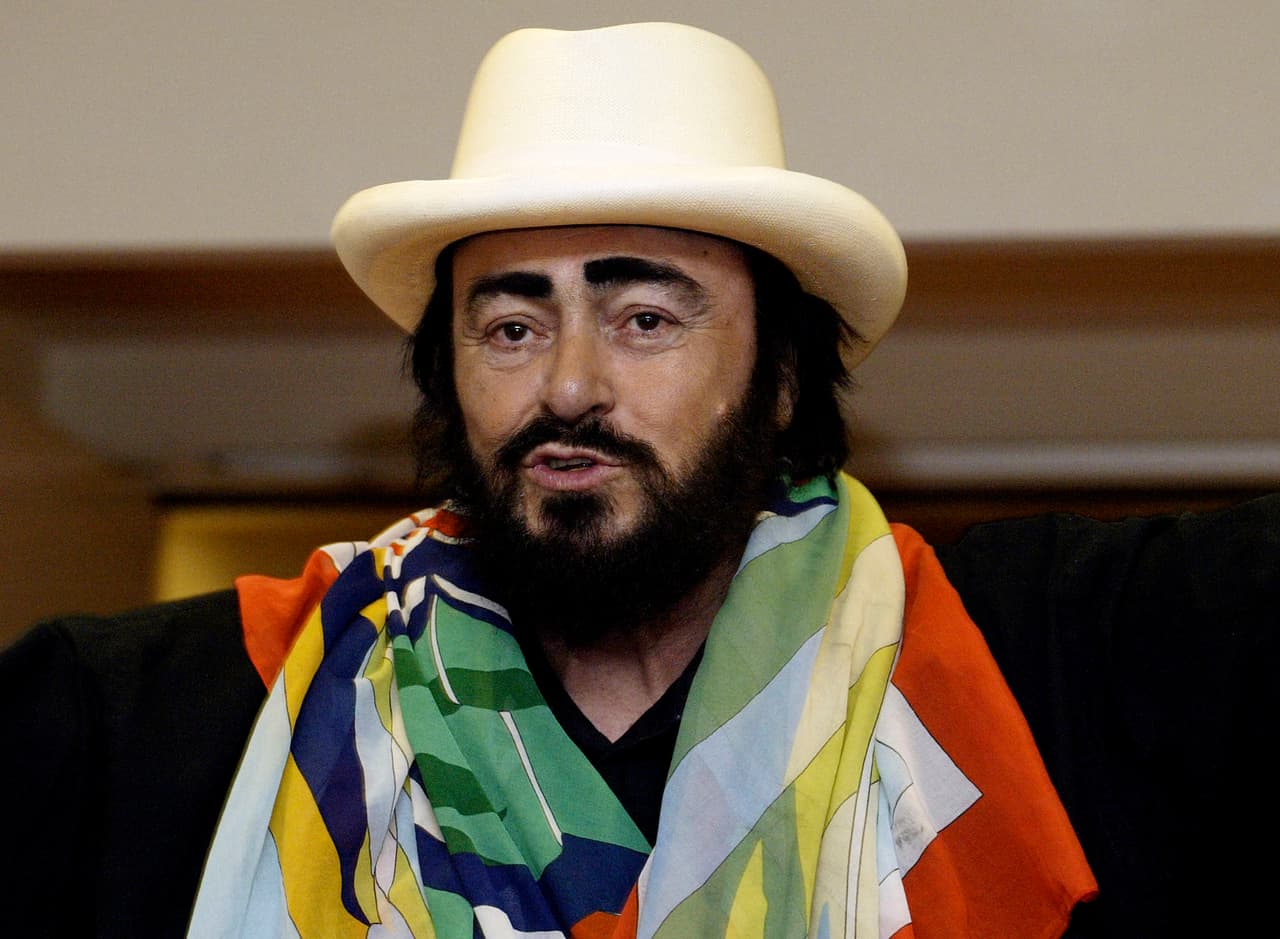 <b>Luciano Pavarotti. </b>La familia del fallecido tenor italiano le pidió a la campaña de Trump que dejara de reproducir su interpretación de un aria de Puccini durante los eventos de la campaña. Su viuda, Nicoletta Mantovani Pavarotti, y sus tres hijas
<a href="https://www.nytimes.com/2016/07/23/arts/music/luciano-pavarotti-donald-trump-soundtrack.html"><u>le dijeron al New York Times</u></a> que “los valores de hermandad y solidaridad que Pavarotti expresó a lo largo de su carrera artística son totalmente incompatibles con la cosmovisión que ofrece" Trump.