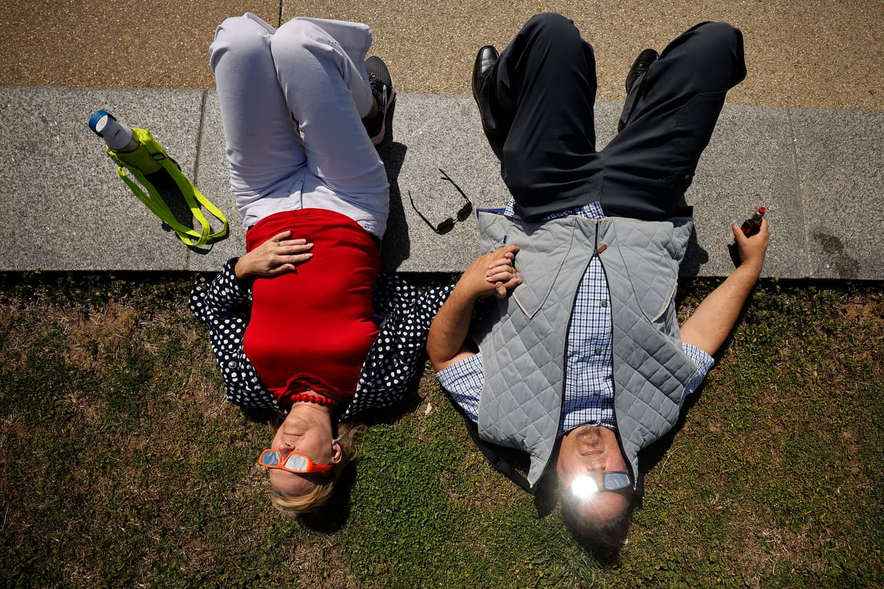 Chicos y grandes contemplaron el fenómeno.