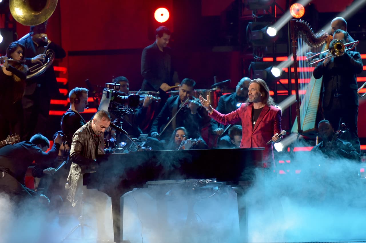 Fue el mismo tema de "Falso amor" el que les hizo ganar mayor popularidad a nivel Latinoamérica.