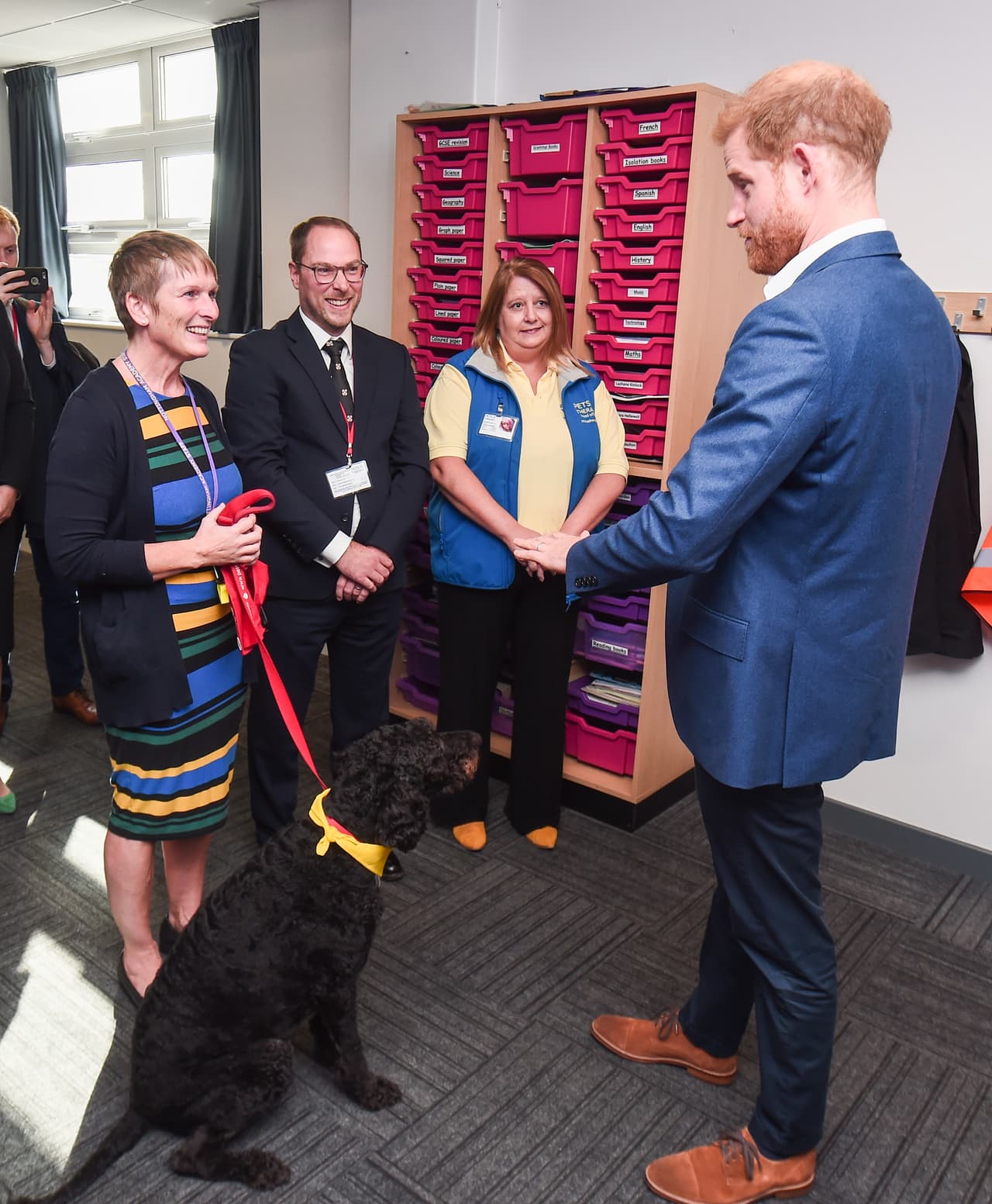 La mascota recibió de parte del príncipe Harry una golosina hecha a base de pescado: "Va a tener 
<b>aliento de pescado</b> por el resto del día. Excelente", dijo
<b> <a href="https://www.univision.com/famosos/archie-harrison-mountbatten-windsor-todo-lo-que-sabemos-del-bebe-de-meghan-y-harry" target="_blank">el padre de Archie Harrison</a>. </b>