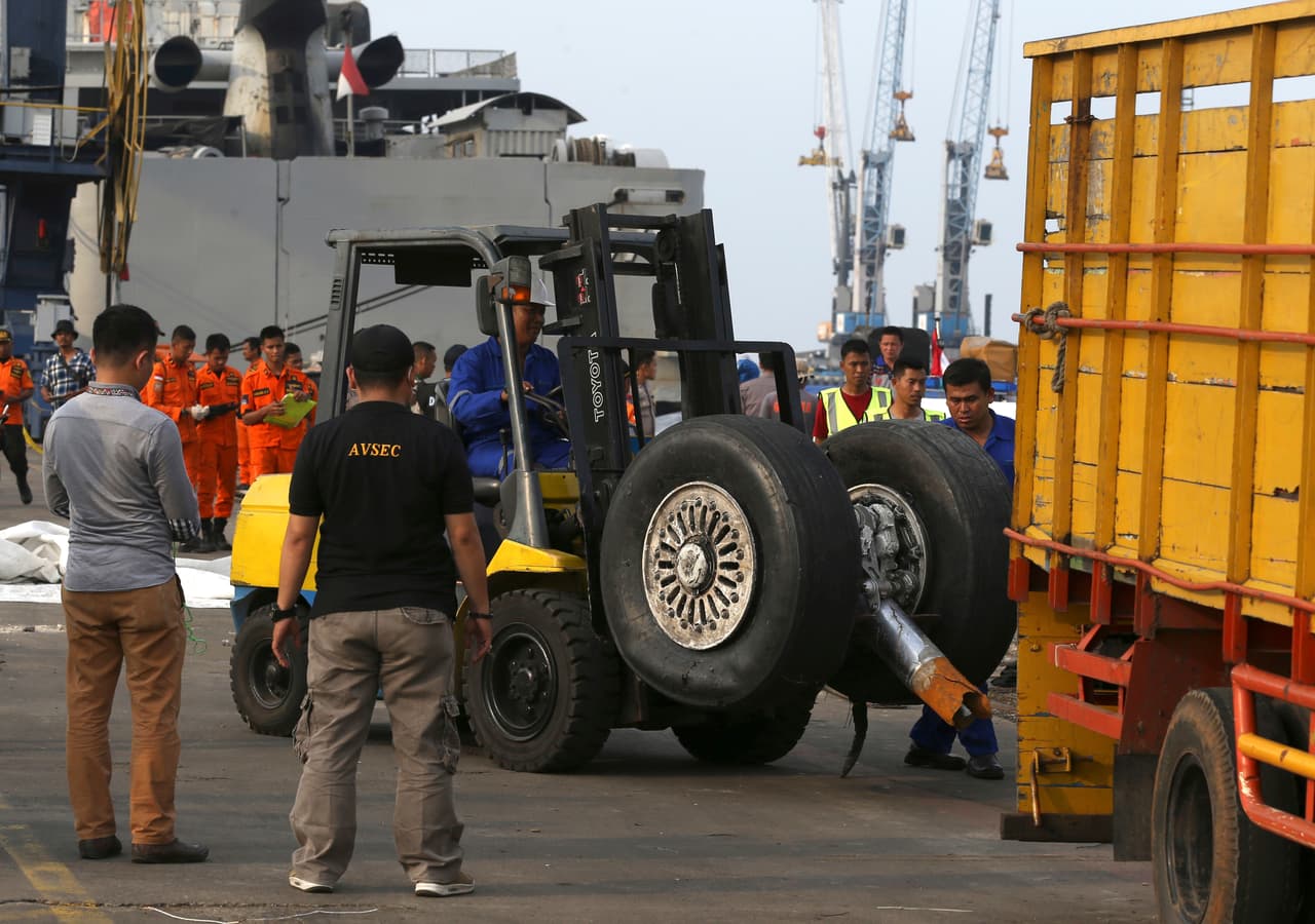 El operativo no ha hallado hasta el momento ningún superviviente ni el cuerpo central del aparato, pero sí uno de los dos dispositivos que forman la caja negra del avión y que guardan los registros de las conversaciones en la cabina del piloto y de los datos de vuelo.