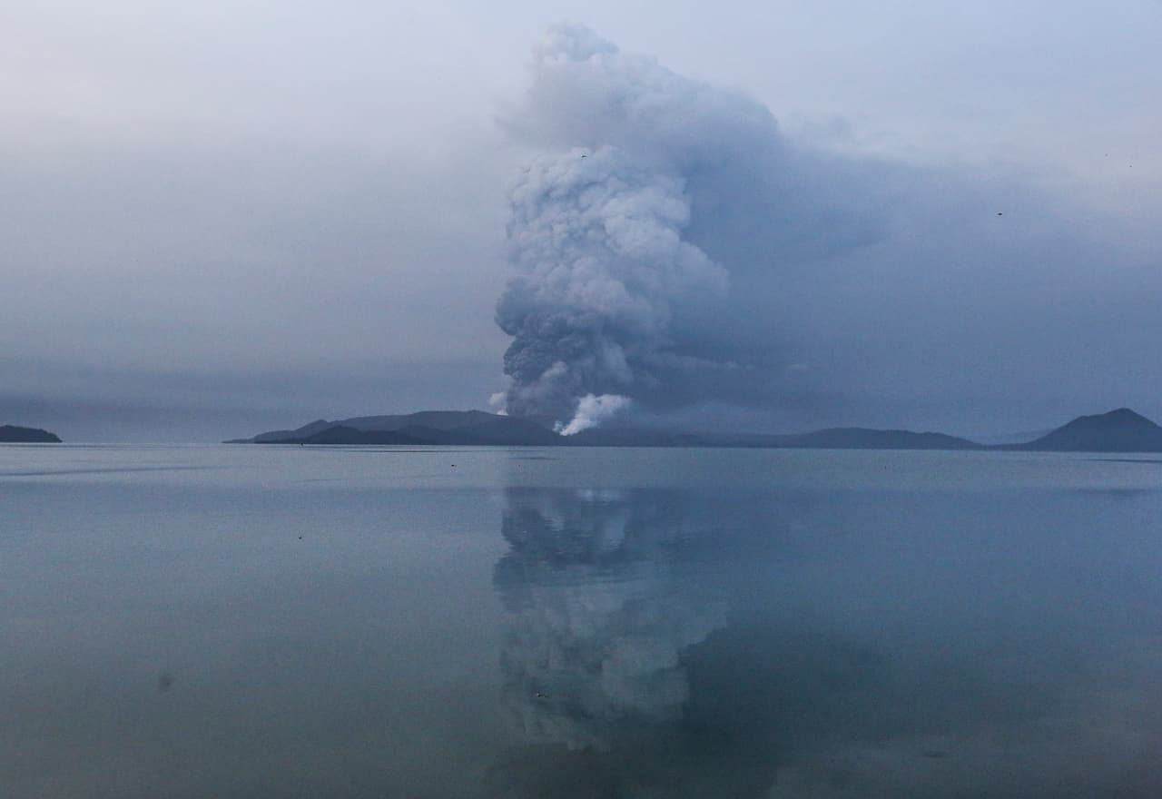 La erupción vista desde Batangas.