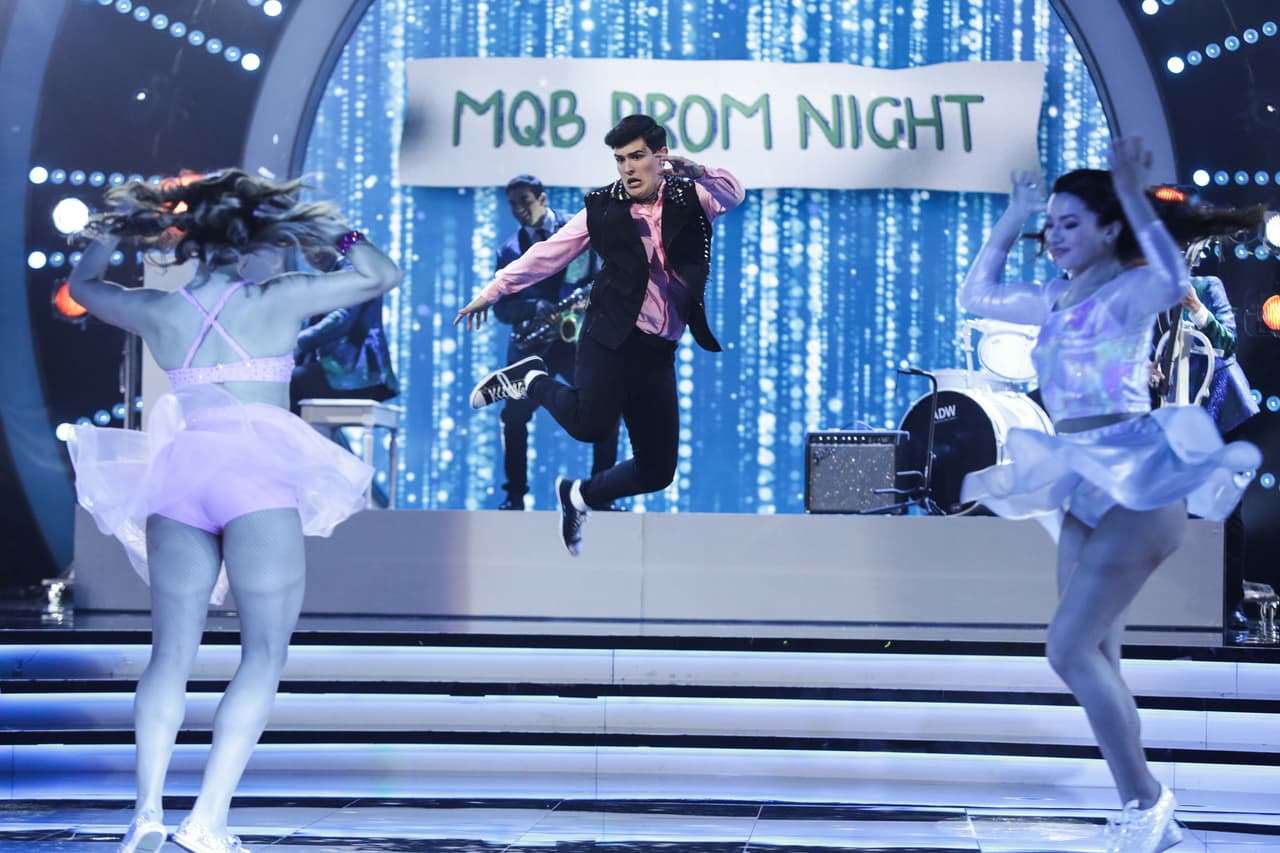 Adriel Favela fue el encargado de hacerlo y lo hizo cantando y bailando un tema representativo de dicha película: 'Johnny B. Goode'