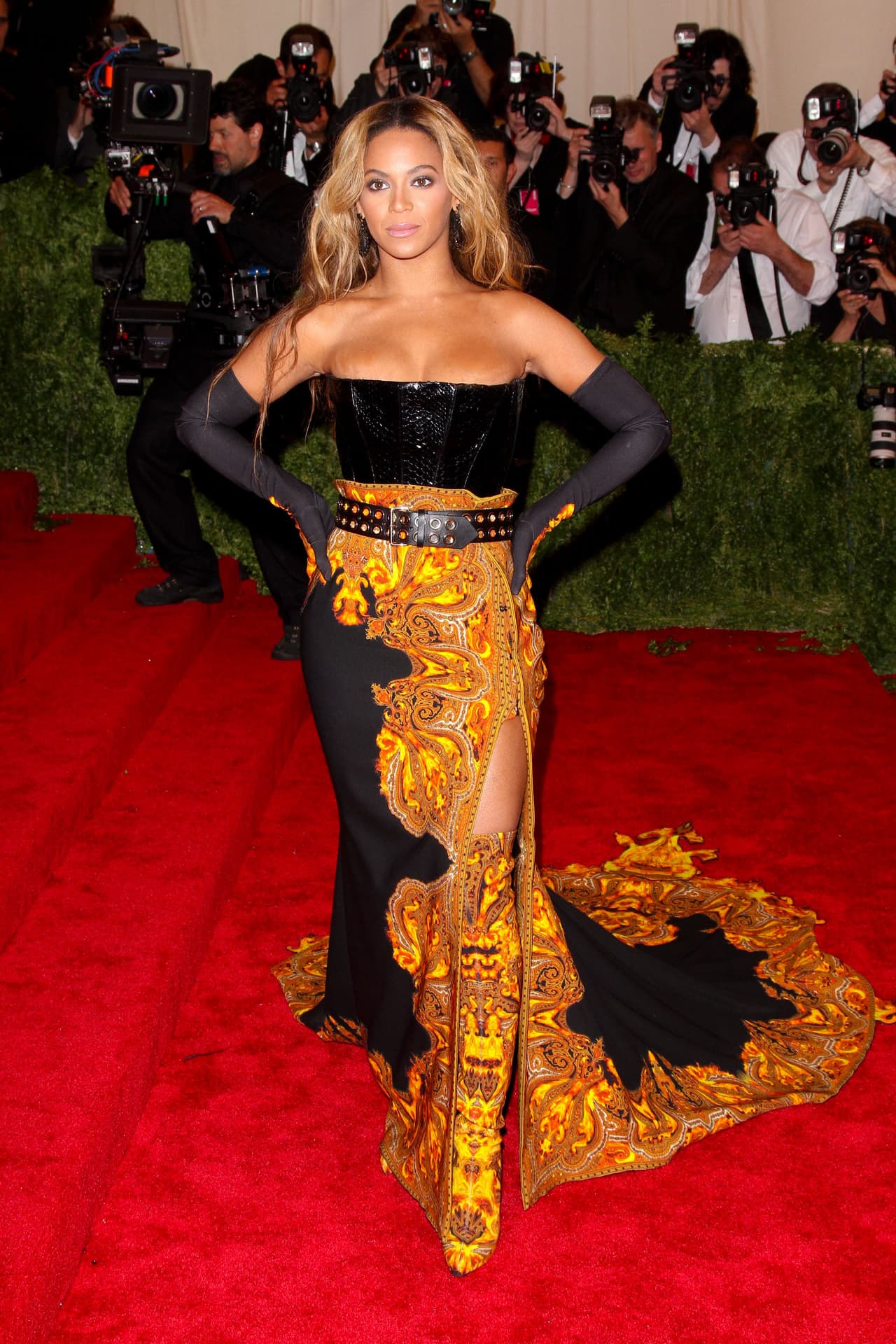 En vísperas de otra noche de brujas, así llegó la intérprete de 'single ladies' a una alfombra roja. El naranja y el negro sin duda hicieron su trabajo.