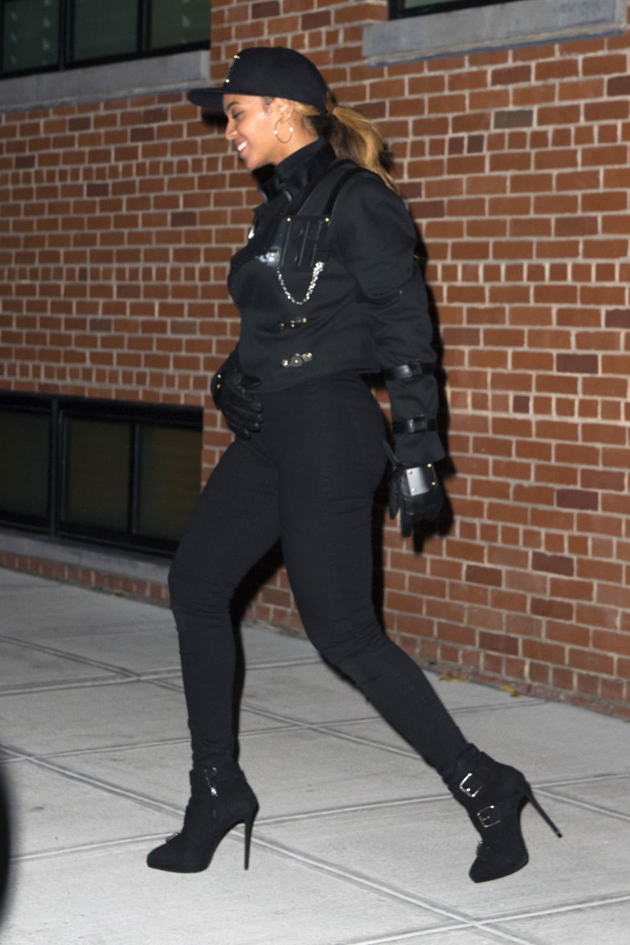 La esposa de Jay Z se vistió con uno de los trajes más icónicos que el fallecido cantante usaba en sus giras.