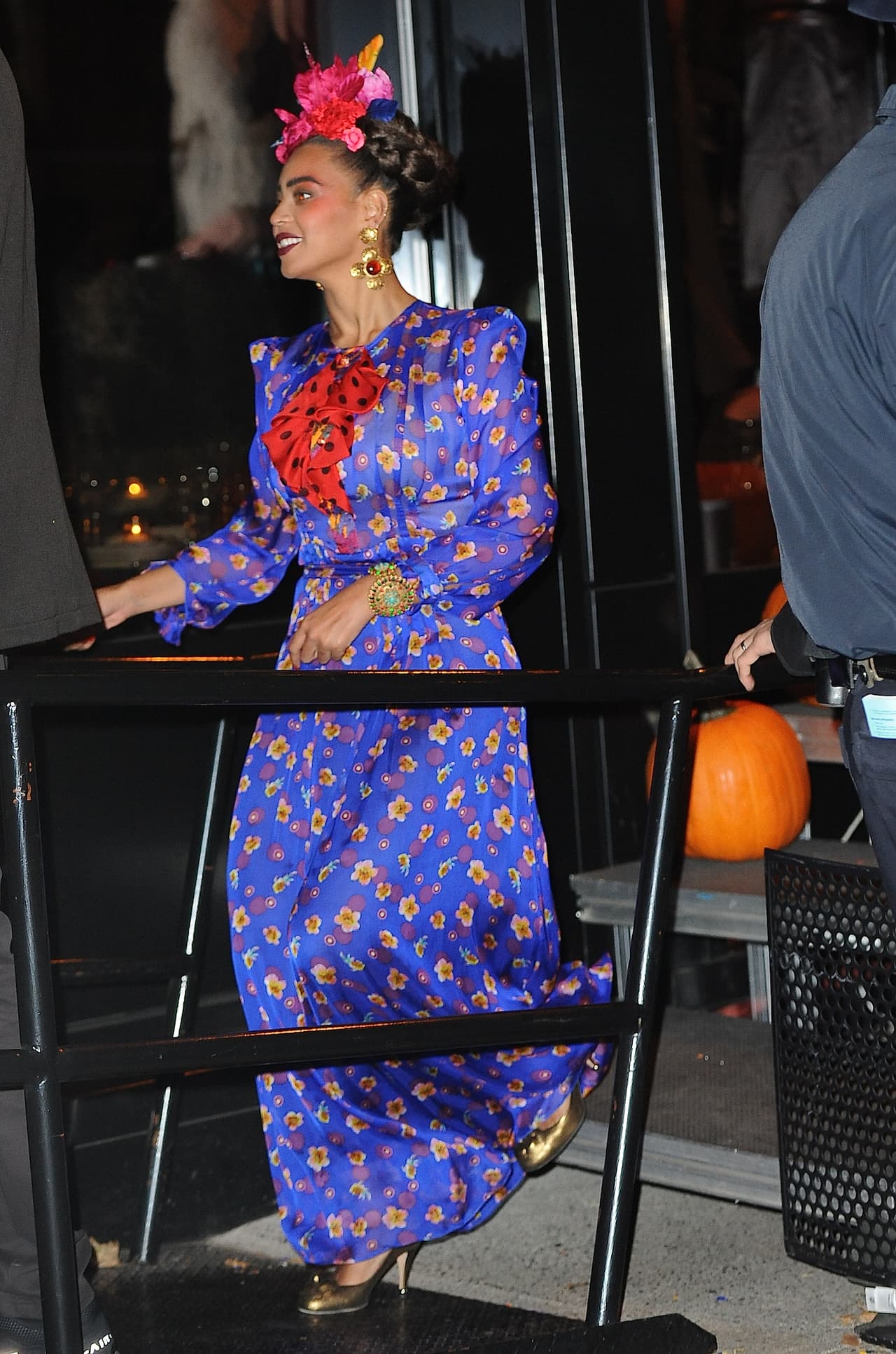 Pero quizá desde que su pequeña hija Blue Ivy comenzó a crecer, tanto Beyonce como Jay Z pensaron que era tiempo de enseñarle el espíritu de Halloween; y fue el año pasado cuando la familia completa llegó a una fiesta disfrazada muy a la mexicana.