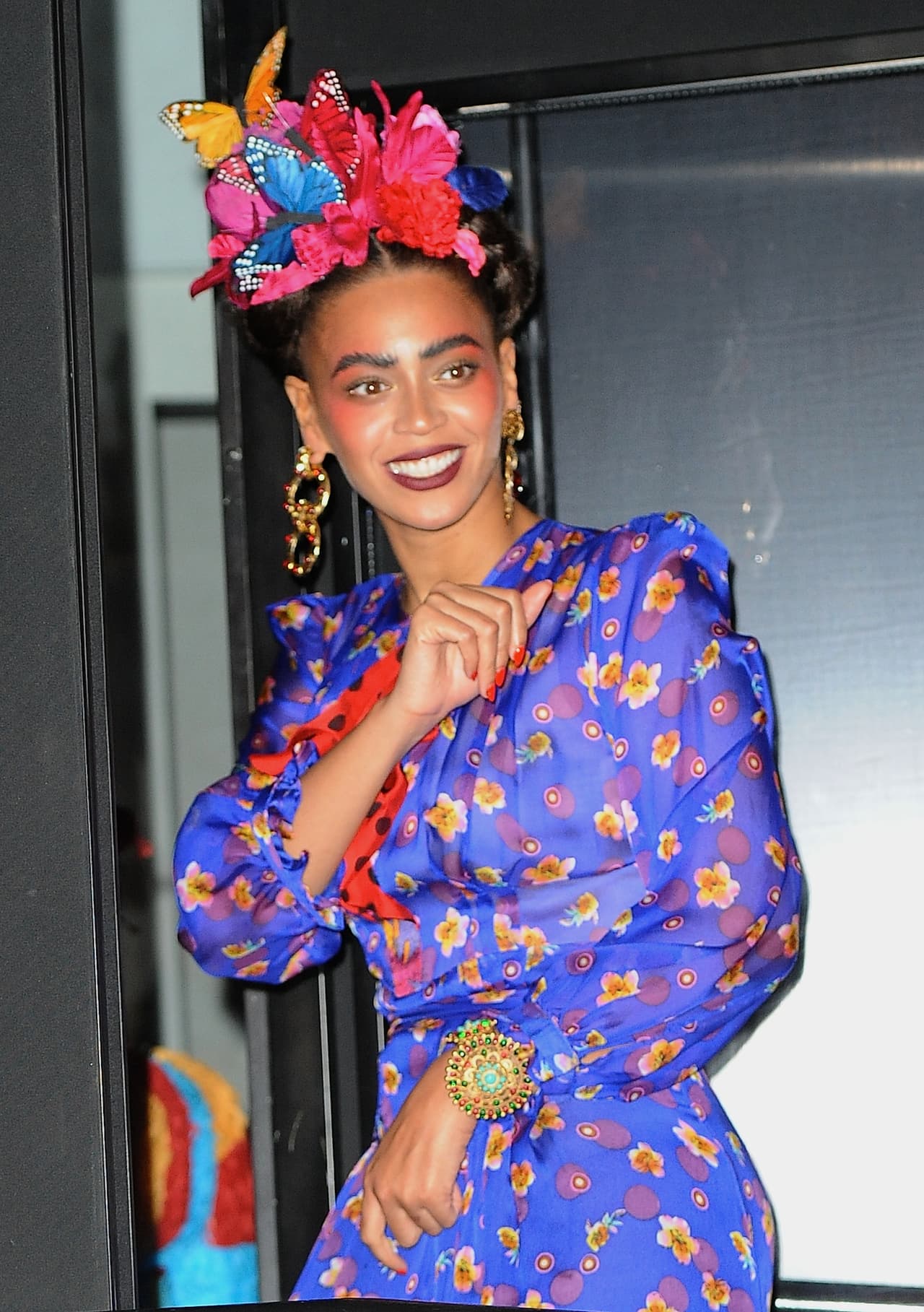 Beyonce revivió a la pintora Frida Kahlo con un pintoresco vestido y unas cejas muy pronunciadas.