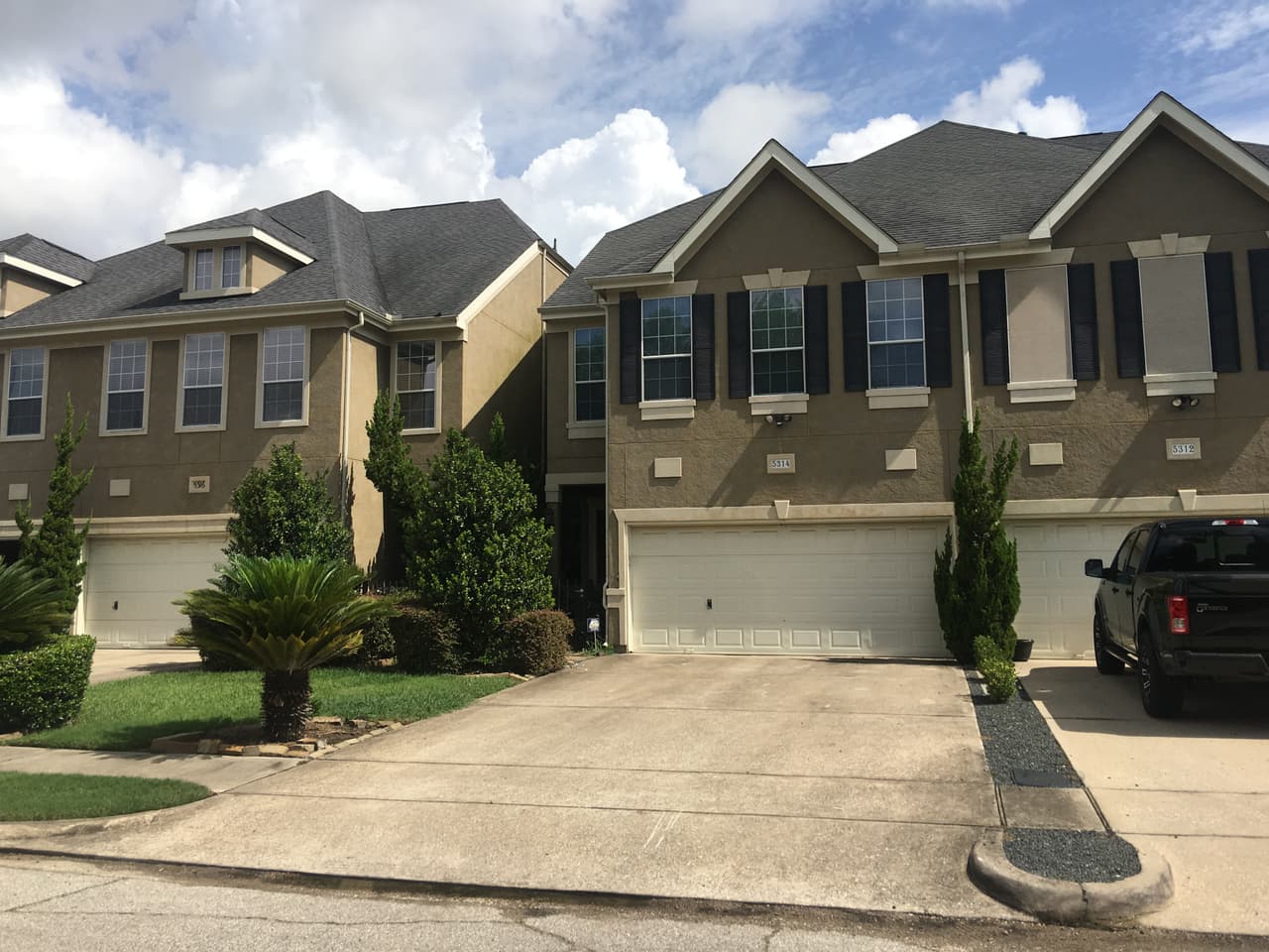 La policía fue enviada a esta residencia en Bellaire, un poblado al suroeste de Houston, donde un hombre y una mujer fueron baleados dentro de su habitación. La mujer perdió la vida y el hombre está en condición crítica.