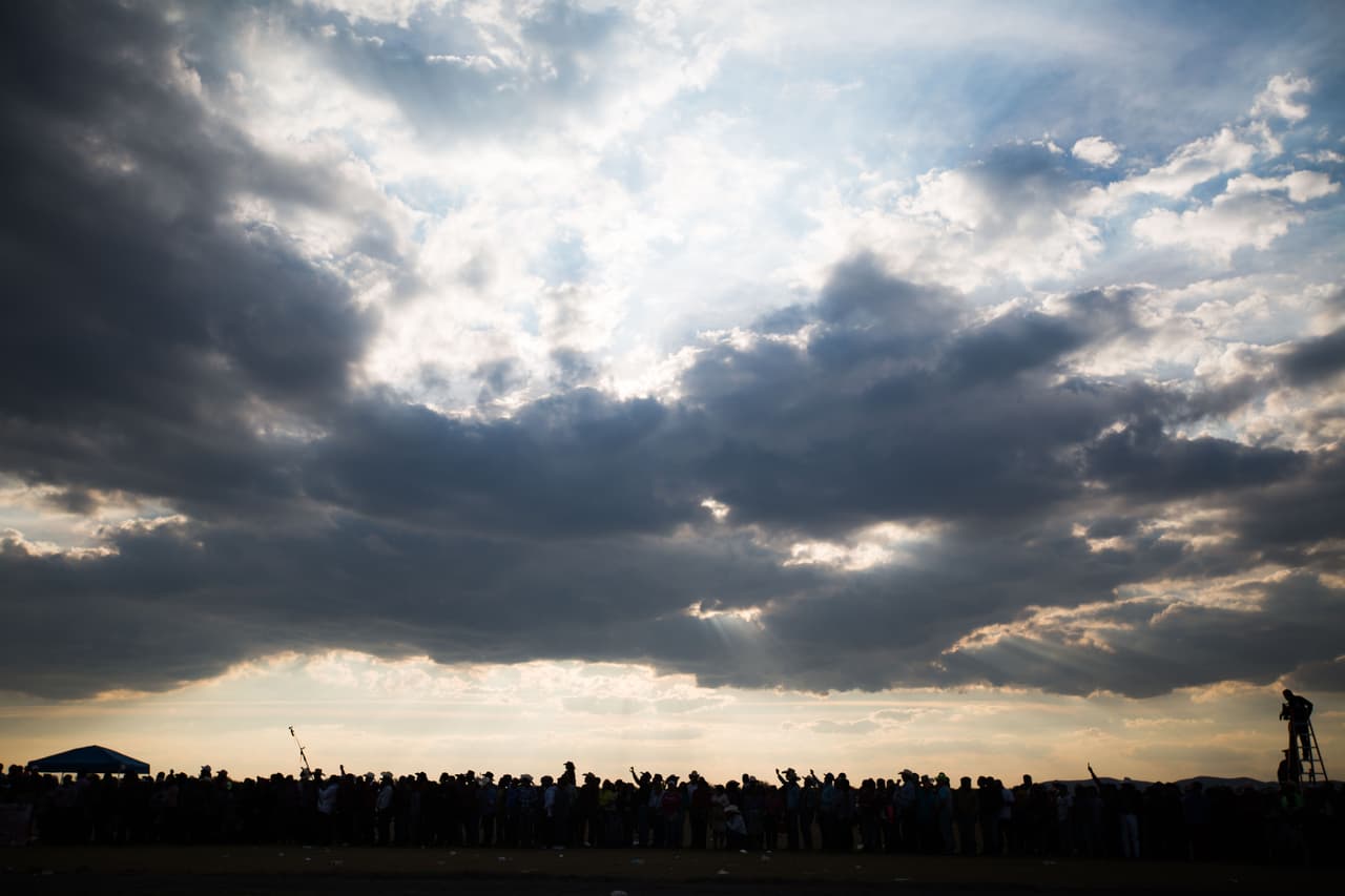 La muchedumbre se agolpa a las orillas de la pista donde se realizará la carrera de caballos en Laguna Seca.
