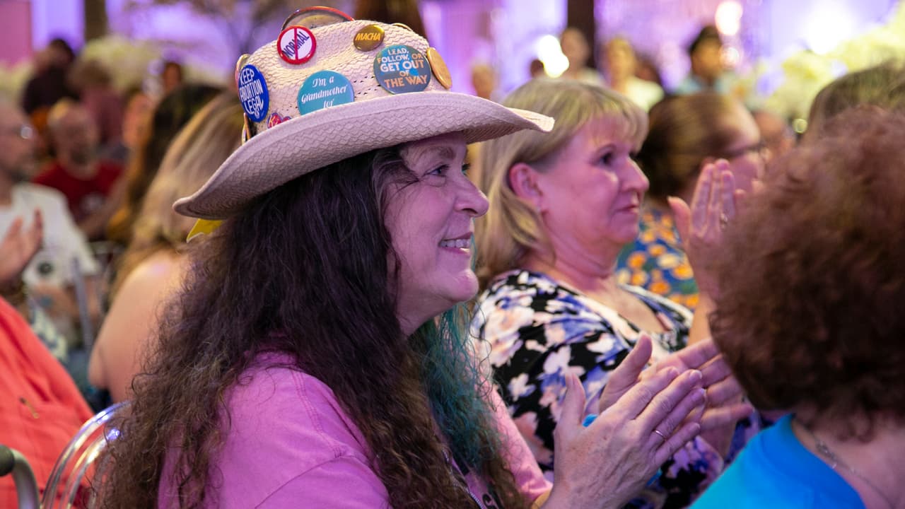 Aplausos y sonrisas al final de la intervención de O'Rourke, cuando anuncia que irá a las afueras del recinto para saludar a quienes no pudieron entrar.