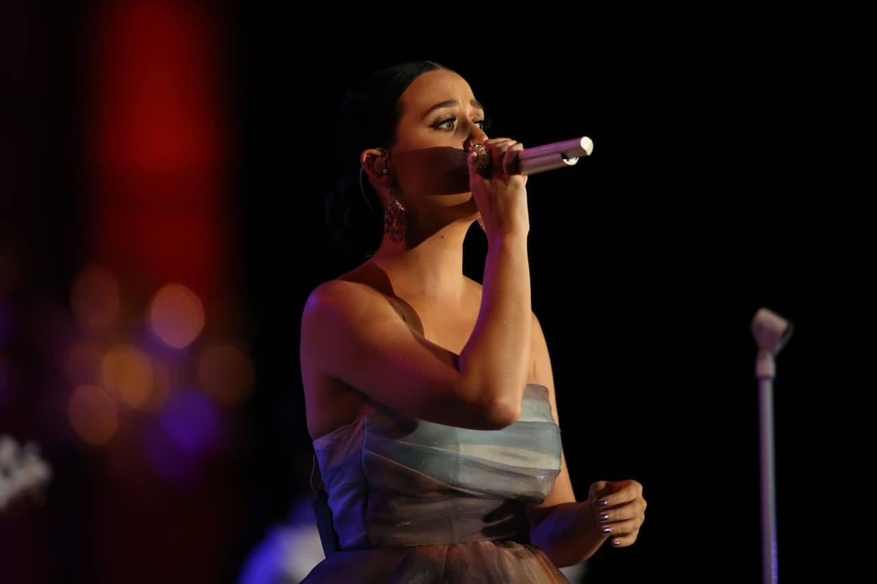 La cantante y los ex mandatarios asistieron a la gala benéfica de la Fundación Starkey Hearking, en Minnesota.