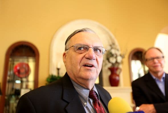 JOE ARPAIO.- Es un agente de policía y sheriff del Condado de Maricopa, Arizona. Se le llama el "sheriff más implacable de Estados Unidos" por su controvertida forma de tratar a los internos de las cárceles.